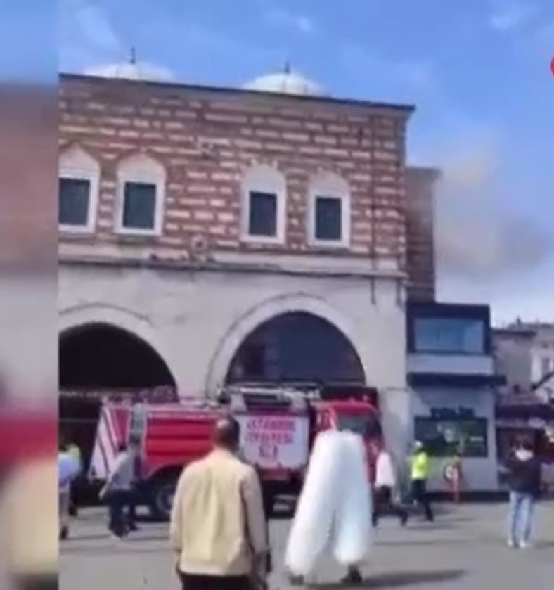 Mısır çarşısında yangın paniği!