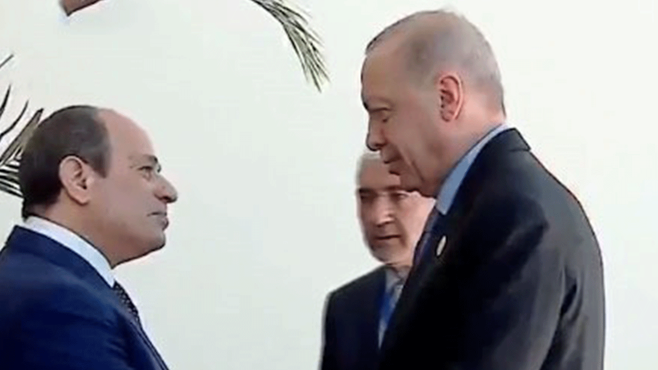 Mısır Cumhurbaşkanı Sisi, Cumhurbaşkanı Erdoğan'ı kapıda karşıladı