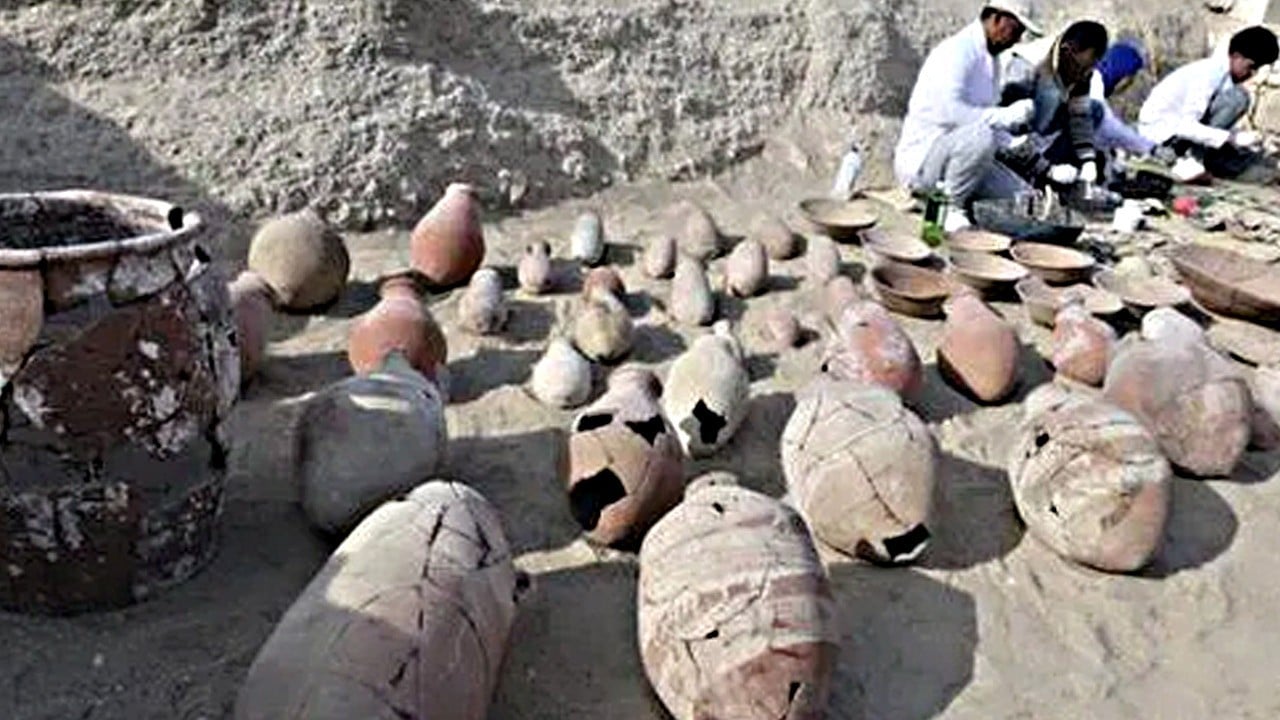 Mısır kenti Luksor'da keşfedildi: Cenaze muskaları, mumya, B.k böcekleri var!