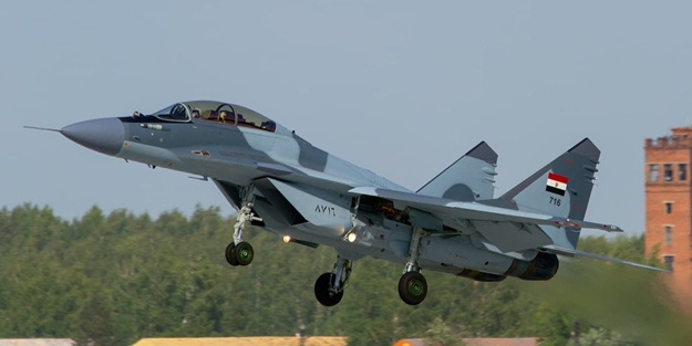 Mısır ordusuna ait savaş uçağı düştü!