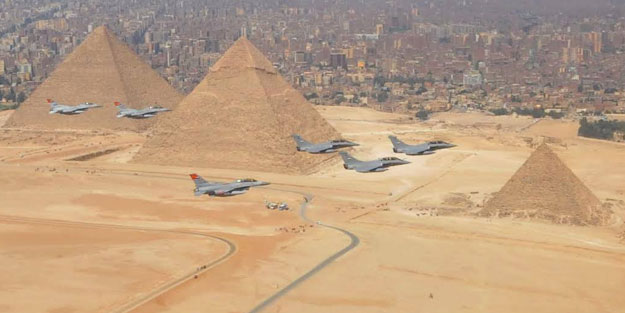 Mısır ordusuna ait savaş uçağı düştü