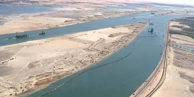 Mısır, Süveyş Kanalı'nda köprüye çarpan geminin onarılarak yoluna devam ettiğini duyurdu