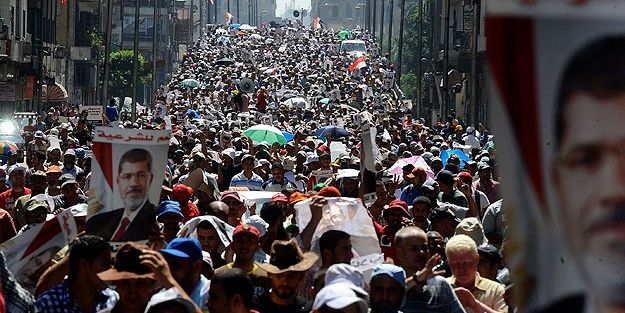 Mısır, şehitler için meydanlarda