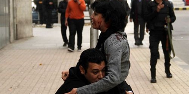 Eylem yapan kadını vurdular/ VİDEO