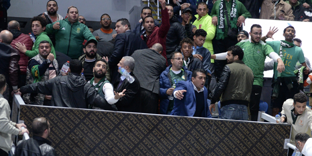 Mısır'da maç sırasında amfi çöktü karşılaşma iptal edildi! Yaralılar var