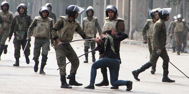 Darbeci Mısır parlamentosu önünde gösteri