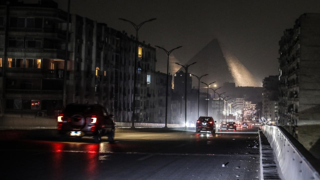 Mısır'da savaş faturası: Sokaklar karardı, dükkanlar erkenden kapandı!