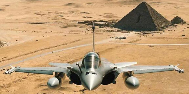 Mısır'da savaş uçağı düştü