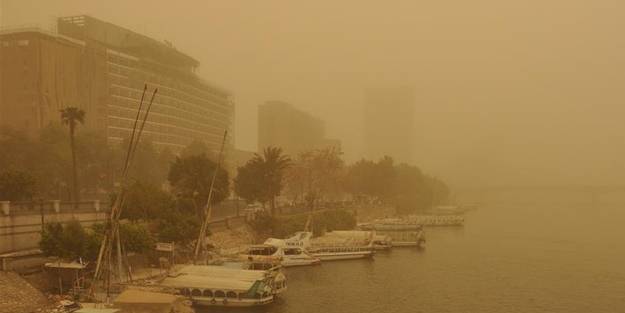 Mısır’ı kum fırtınası vurdu