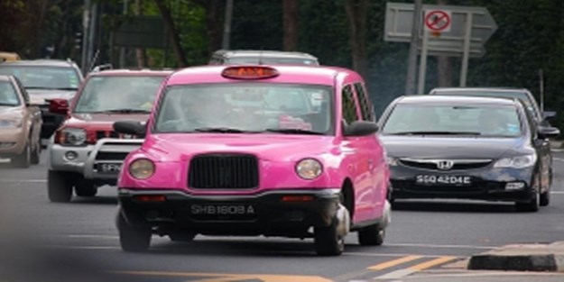 Mısır'lı kadınlar için pembe taksili önlem