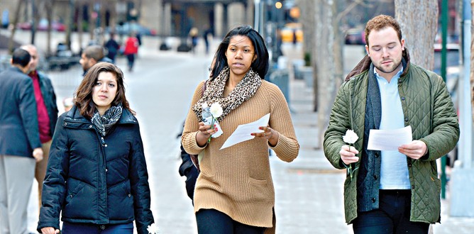 Mısırlı kadınlardan beyaz karanfil