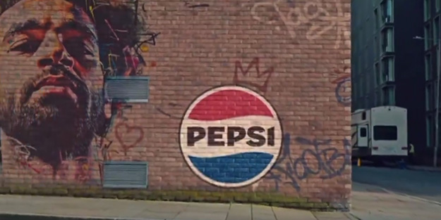 Mısırlı ünlü futbolcu boykot ürünü Pepsi'nin reklamında oynadı!