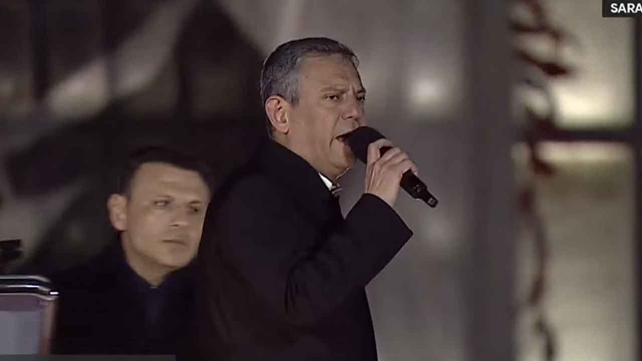 Miting meydanında "yarım ekmek döner" usulü siyaset! Özgür Özel konuştu, şarkıcılar araya girdi, millet ne dinlediğini şaşırdı!