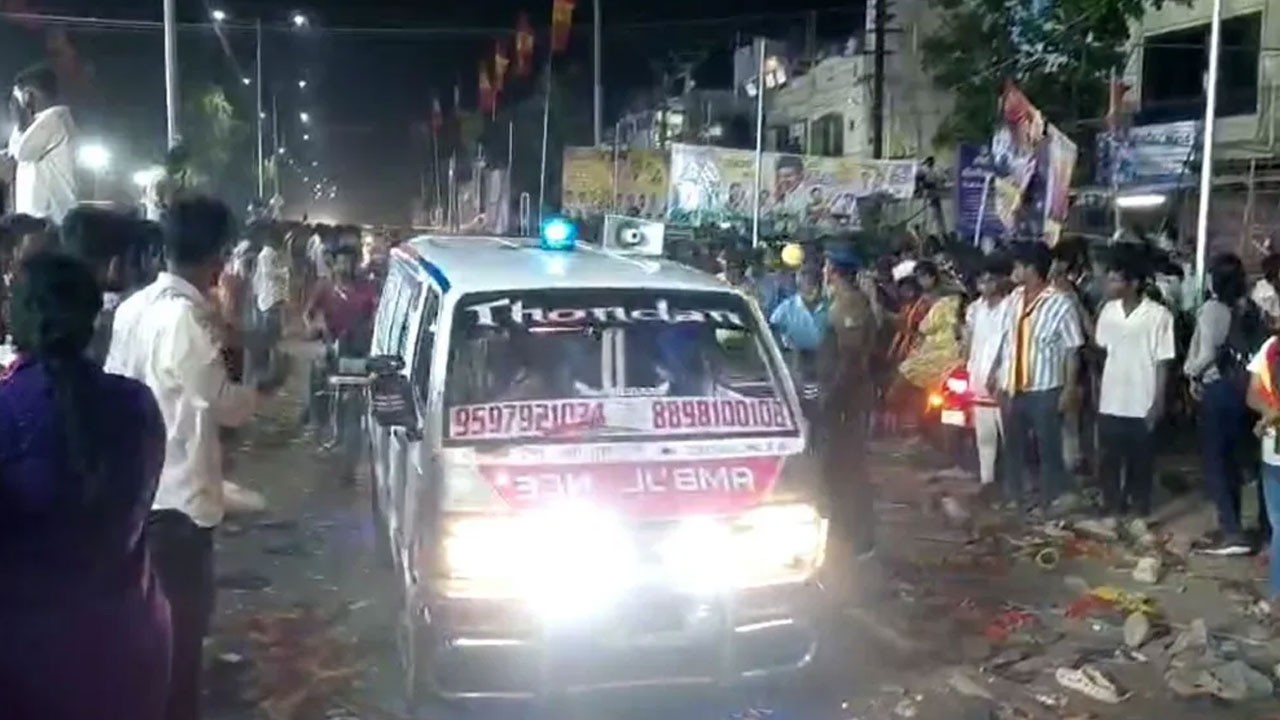 Mitingde birbirlerini ezdiler! Ölü sayısı giderek artıyor