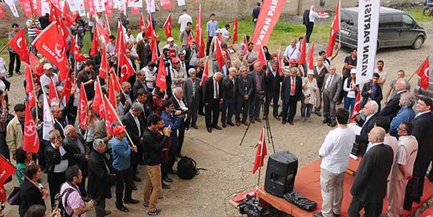 Mitinge az kişi gelince parti değiştirdi!