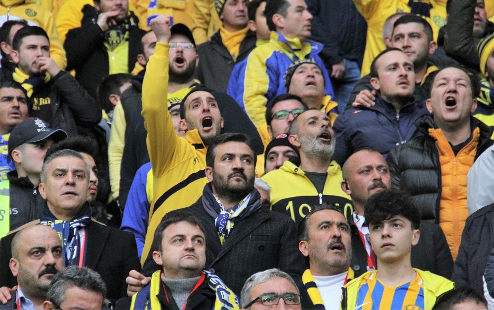 MKE Ankaragücü Başkanı Fatih Mert maçı taraftar ile izledi 