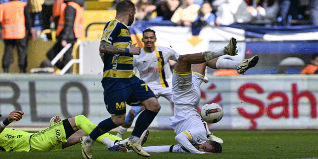 Süper Lig maçında büyük korku! Oyuncu yerde hareketsiz kaldı