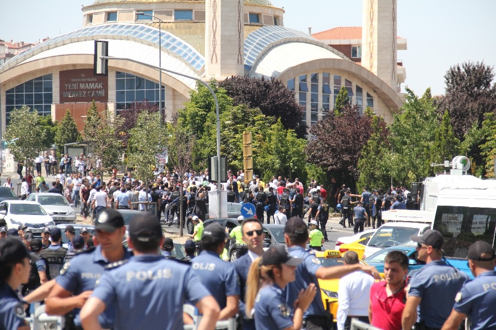 MKE Ankaragücü’nün olağanüstü genel kurulu öncesinde biber gazlı müdahale 