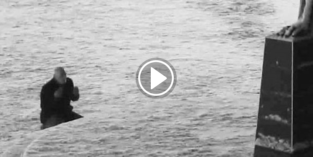 M.Kemal anıtı önünde ilginç tapınma! MOBESE'ye böyle takıldı