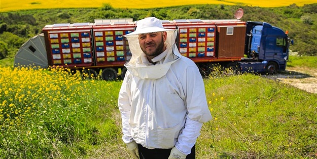 Mobil arıcılık sistemiyle doğal bal üretiyor