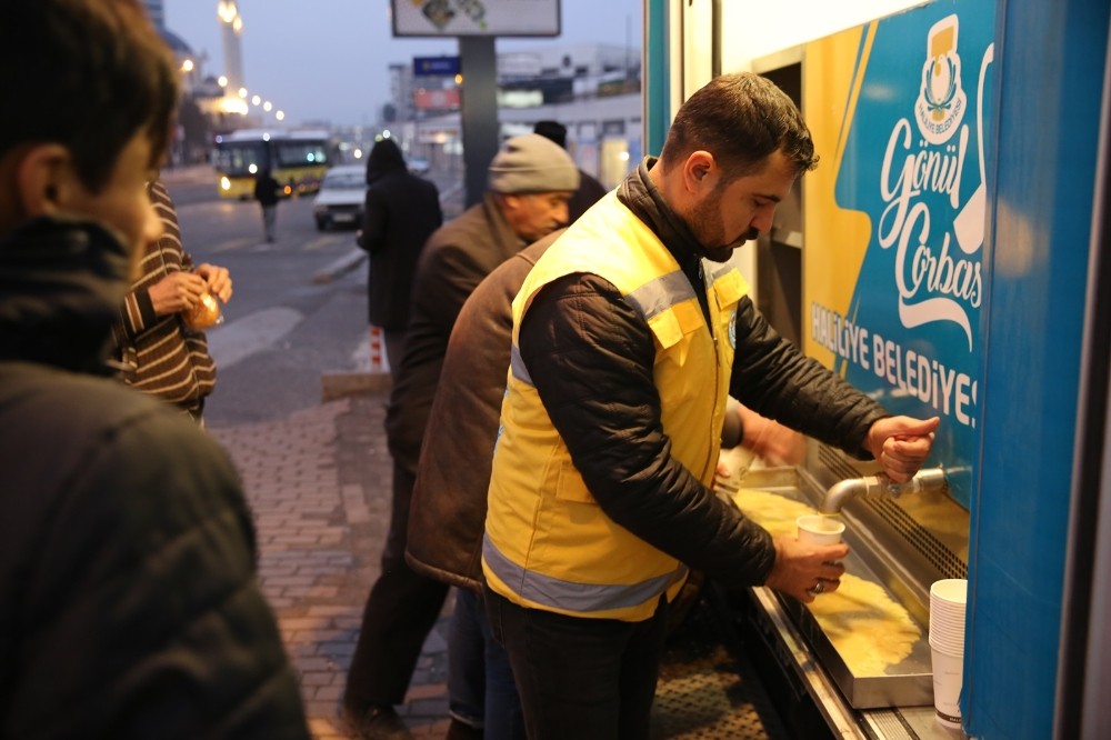 Mobil Çorba Aracı ile vatandaşlara çorba ikramı 