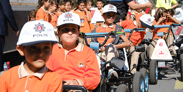 Mobil trafik eğitim tırında emniyet kemerinin önemi simülasyon ile anlatıldı