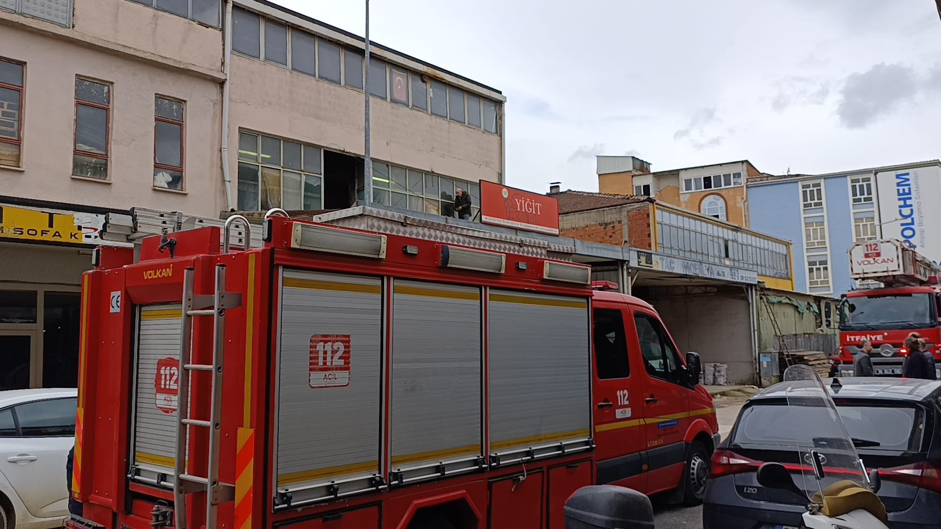 Mobilya imalathanesinde korku dolu anlar! Çatı çöktü, talihsiz usta 4 metreden yere çakıldı!