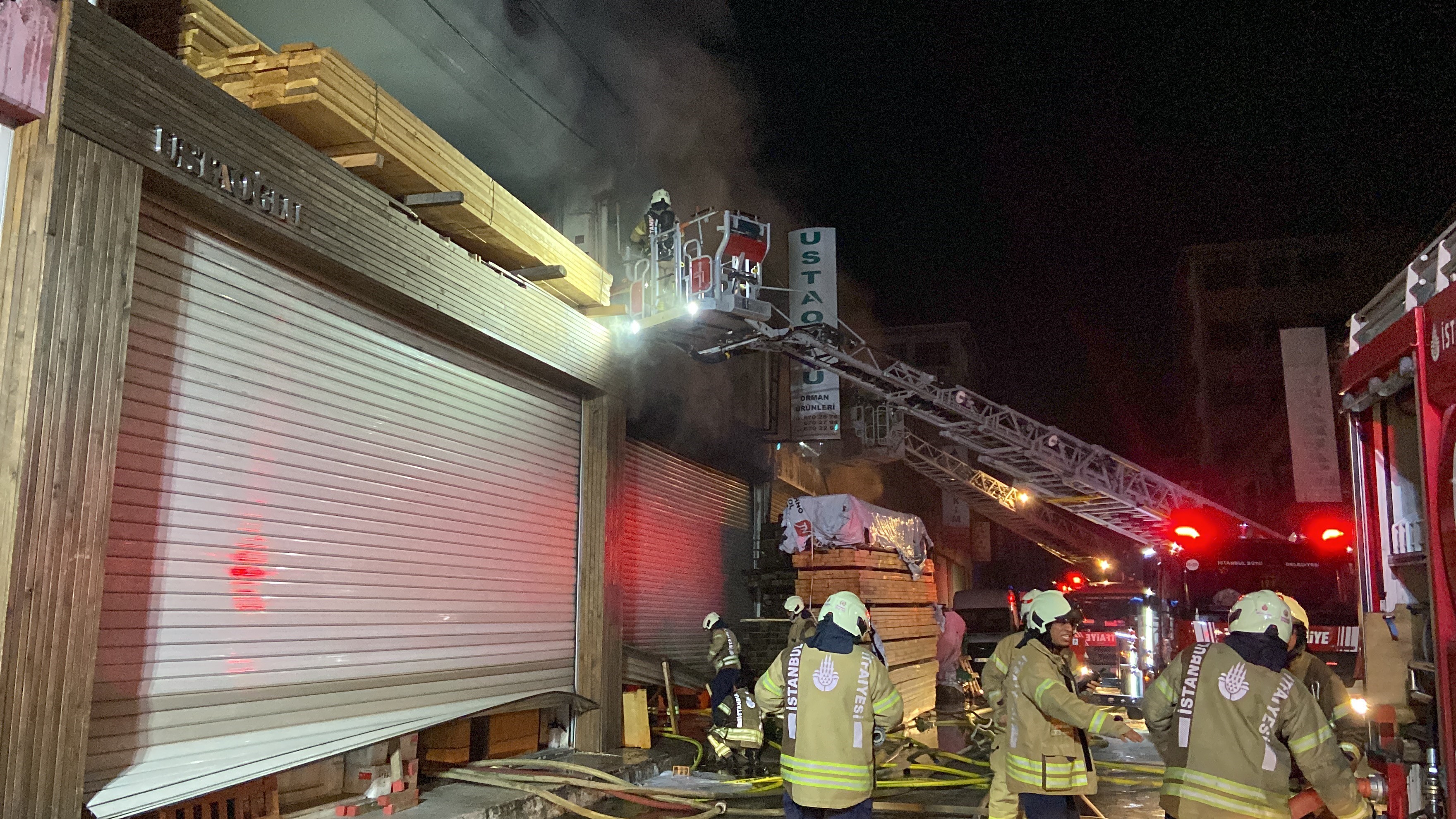 Mobilya imalathanesinde korkutan yangın