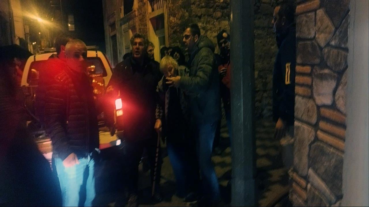 Mobilya mağazasında yangın! Bina sakinleri dumandan etkilendi