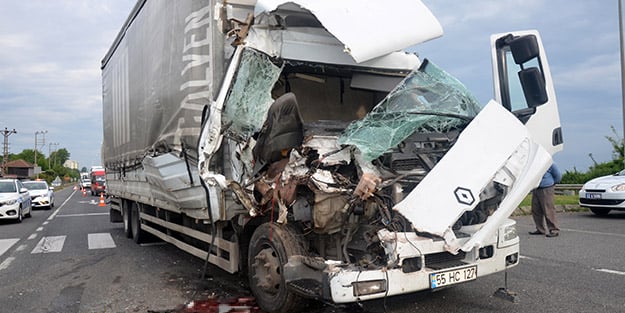 Mobilya taşıyan kamyon, trafik ışığında bekleyen tıra çarptı! Ölü ve yaralı var