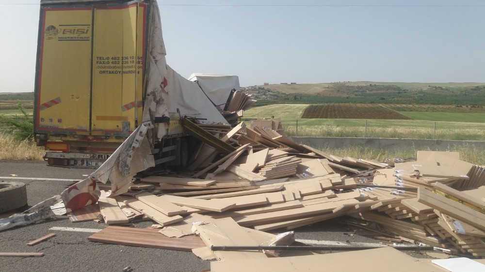 Mobilya yüklü tır bariyerlere çarptı: 1 yaralı 