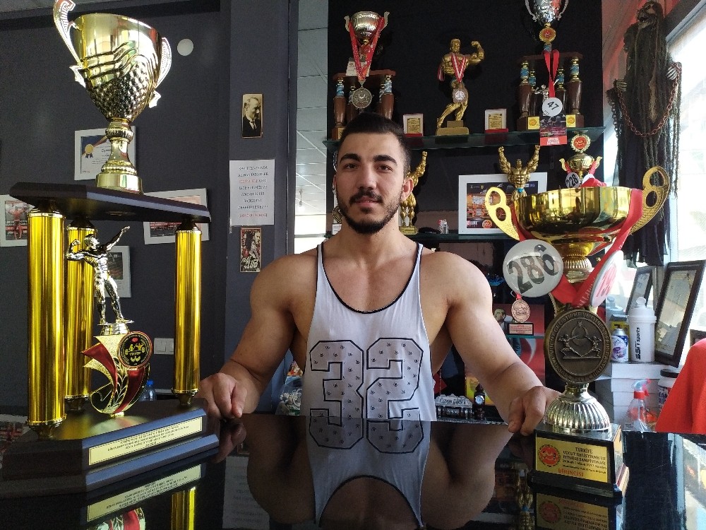 Mobilyacı çıraklığından dünya şampiyonluğuna 