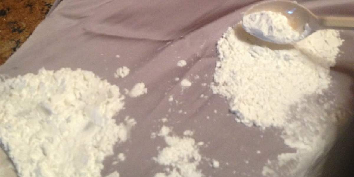 Mobilyalarınıza mısır nişastası serpin ve 20 dakika bekleyin! Olanları görünce küçük dilinizi yutacaksınız