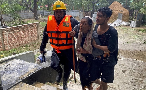 Mocha Kasırgası can almaya devam ediyor