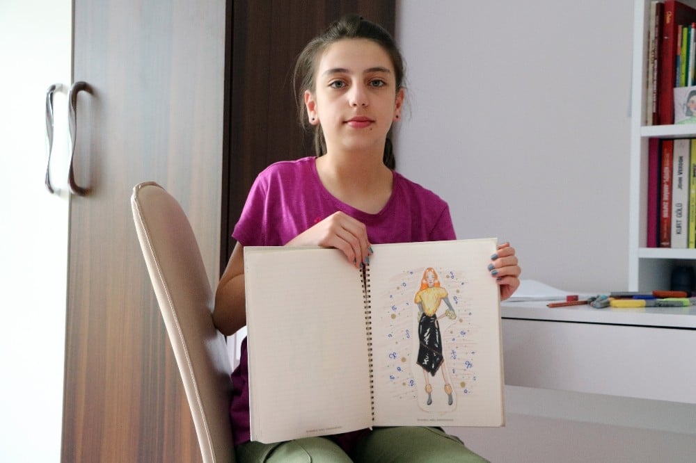 Moda tasarımcısı olmak için hayallerini resmediyor eserleri beğeni topluyor 