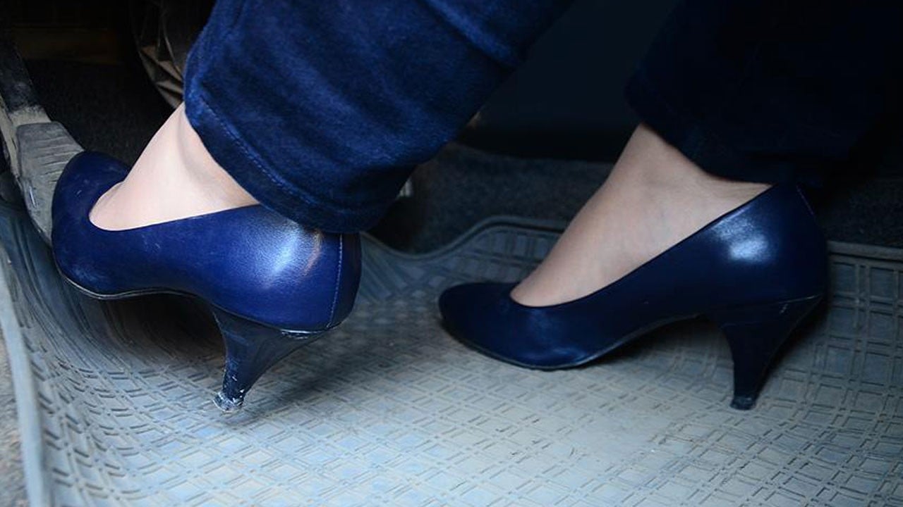 Moda uğruna sağlığınızdan olmayın! Bu ayakkabılar omurga eğriliğine yol açıyor