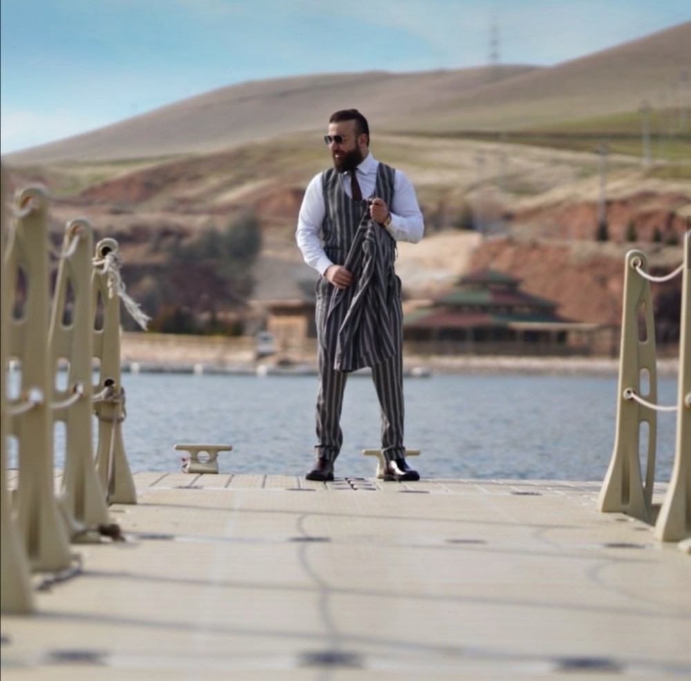 Model Hikmat Kucher 100 aileye gıda yardımında bulundu 