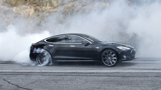 Model S alev alev yandı