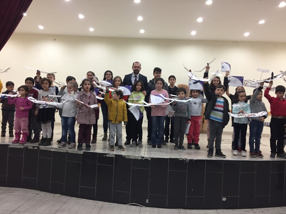 Model uçak kursunda sertifikaları Başkan Kavaklıgil verdi 