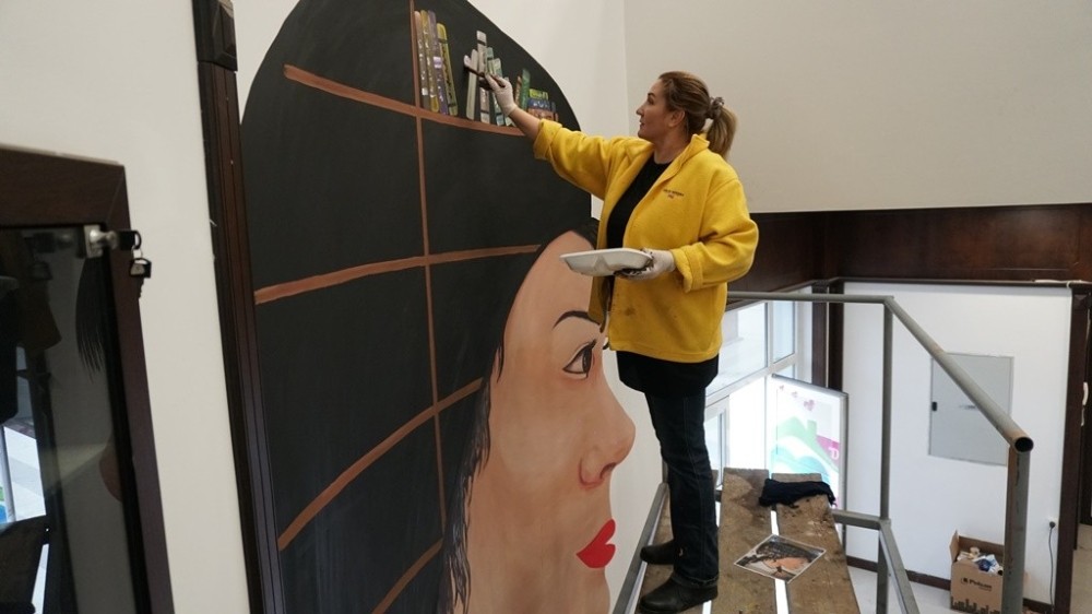 Modern İzmit Kütüphanesinin duvarlarını Ecaterina renklendirdi 