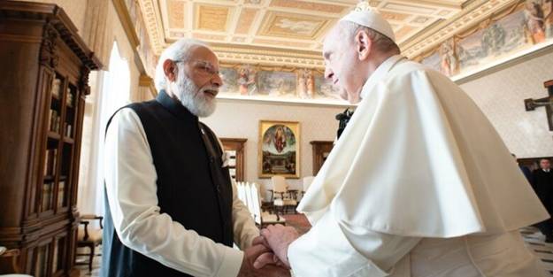 Modi'den Papa Francis'e davet