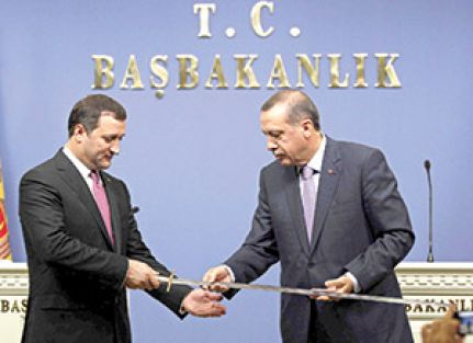 Moldova Başbakanı Leanca Mare’nin kılıcını istedi