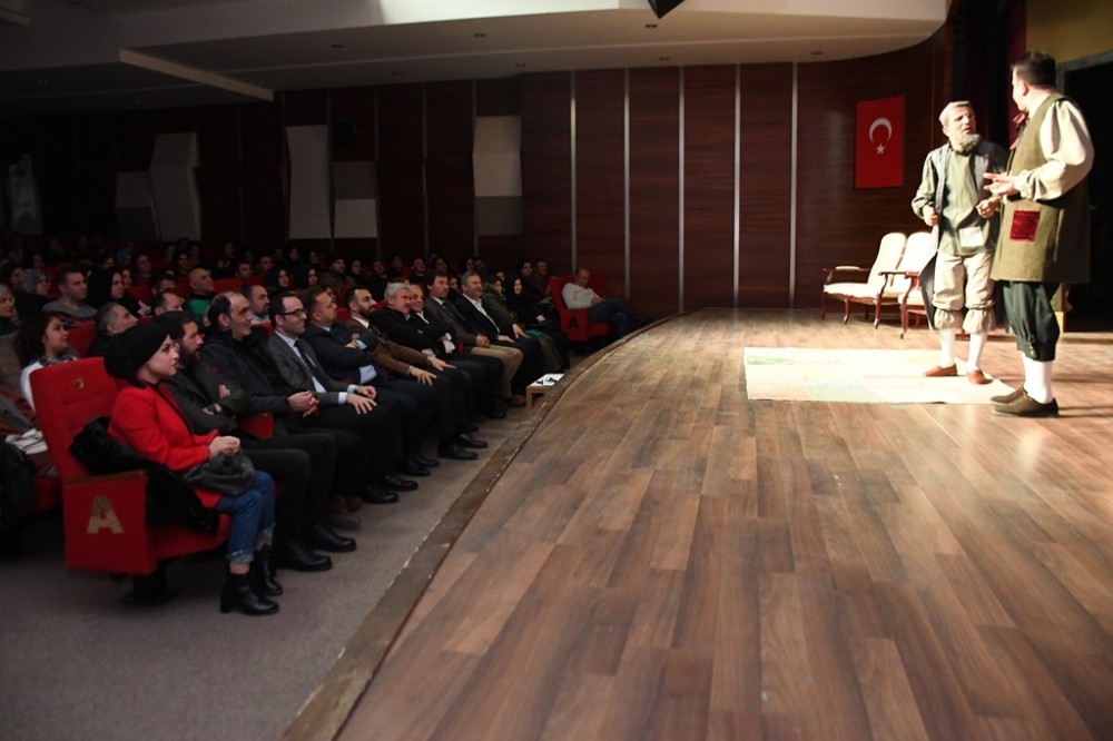 Moliere’in cimrisi İnegöllüleri kahkahaya boğdu 