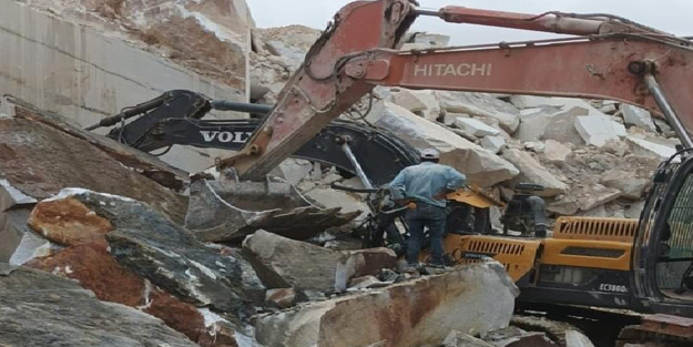 Molozların altında kalan 27 yaşındaki işçi hayatını kaybetti