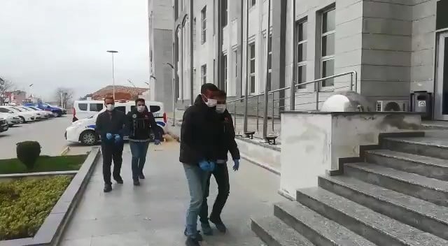 Montun gizli ceplerine esrar zulalayan şahıslar polisten kaçamadı 