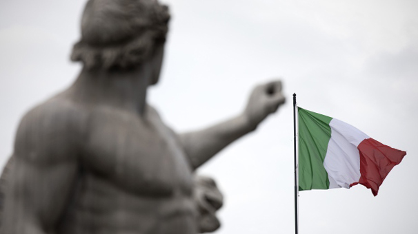 Moody's İtalya'nın notunu indirdi