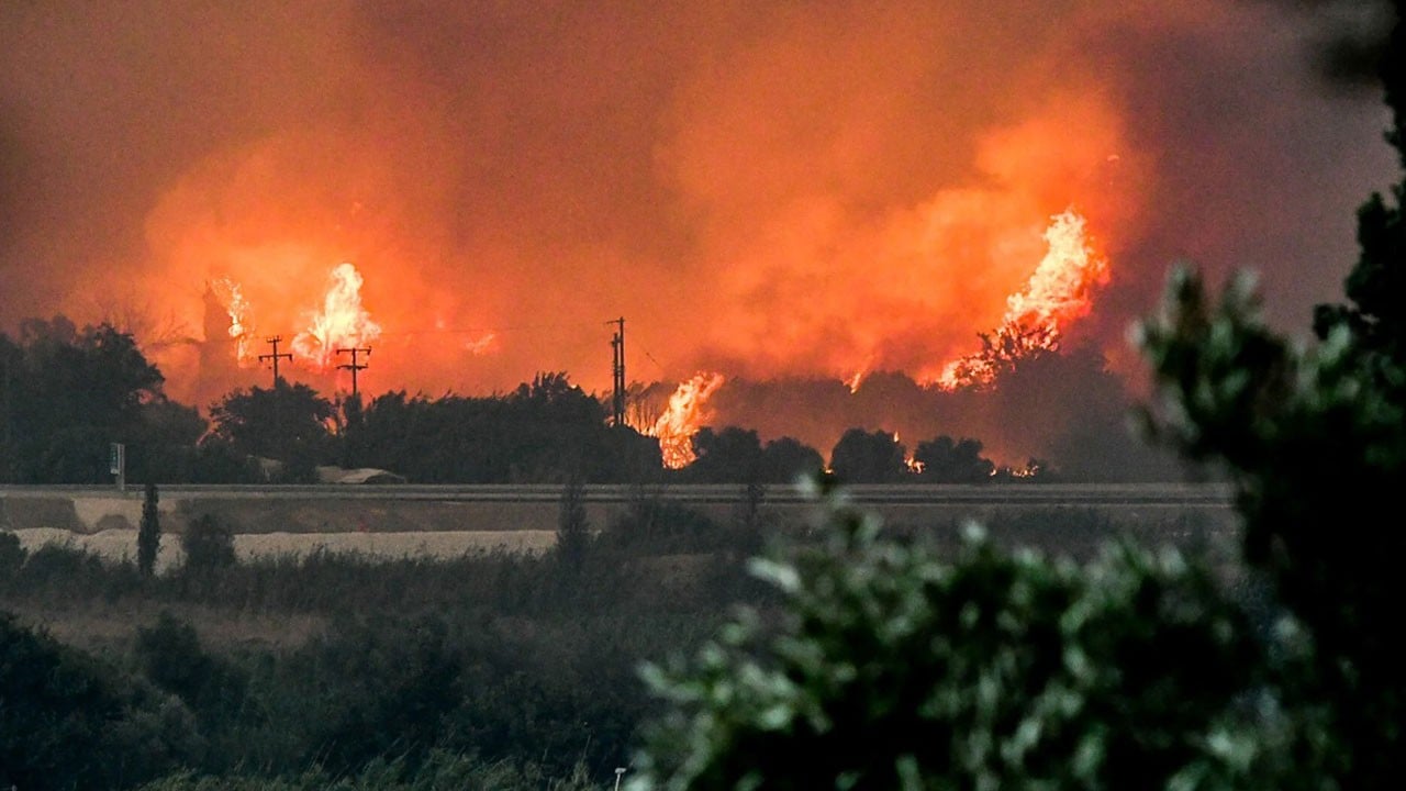 Mora’da tahliye kararı verildi! Yunanistan’da alevler köye dayandı