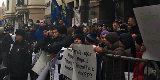 Polis seyretti, Ruslar Türk Büyükelçiliği'ne taşla saldırdı