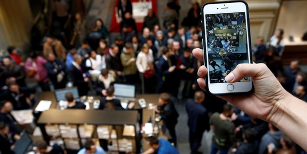 Moskova’da iPhone 7 izdihamı