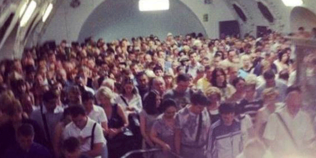 Moskova'da metro raydan çıktı!